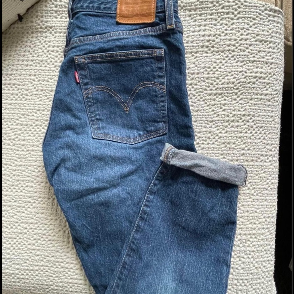 Levie’s wedgie jeans like new!